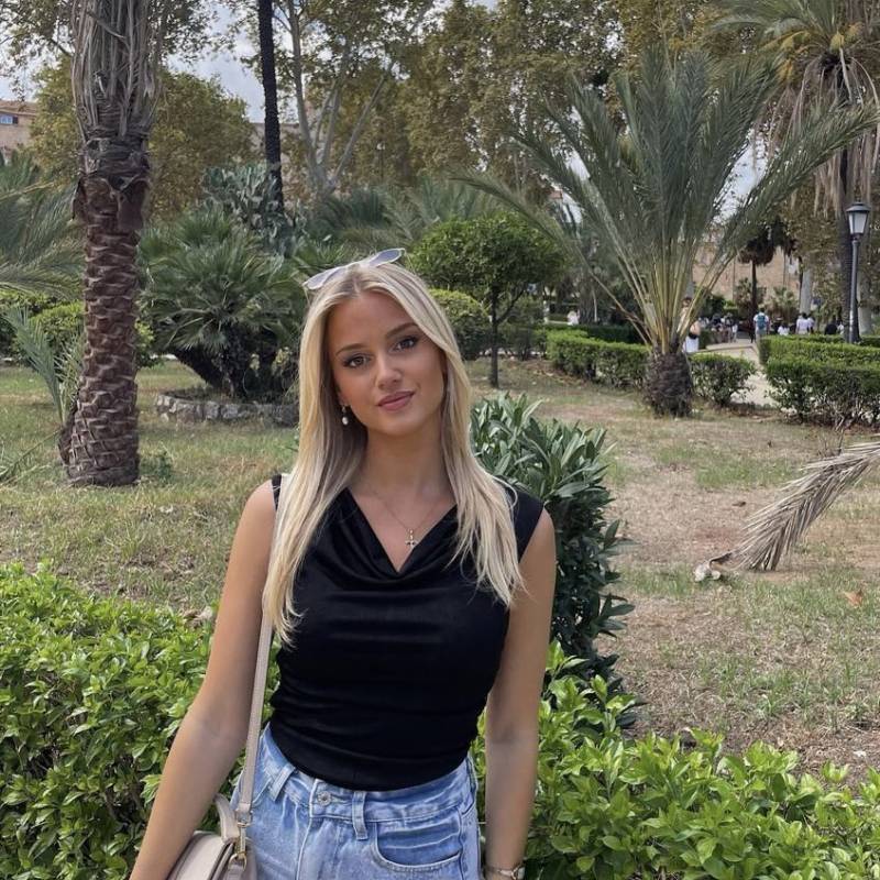 Meet Carole, 33 Female from Belgium - Free Online Dating at AhhDate