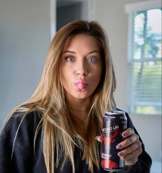 Dating in American English: Laura sandral. 25 years old. Free Online Dating.