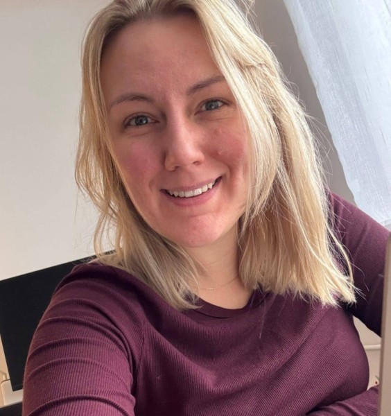 Dating in Bari: Laura. 32 years old. Free Online Dating.