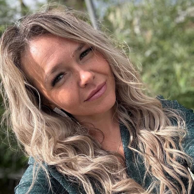 Dating in Berlin: Emma. 40 years old. Free Online Dating.