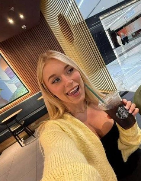 Dating in English: Elle Brooke. 45 years old. Free Online Dating.